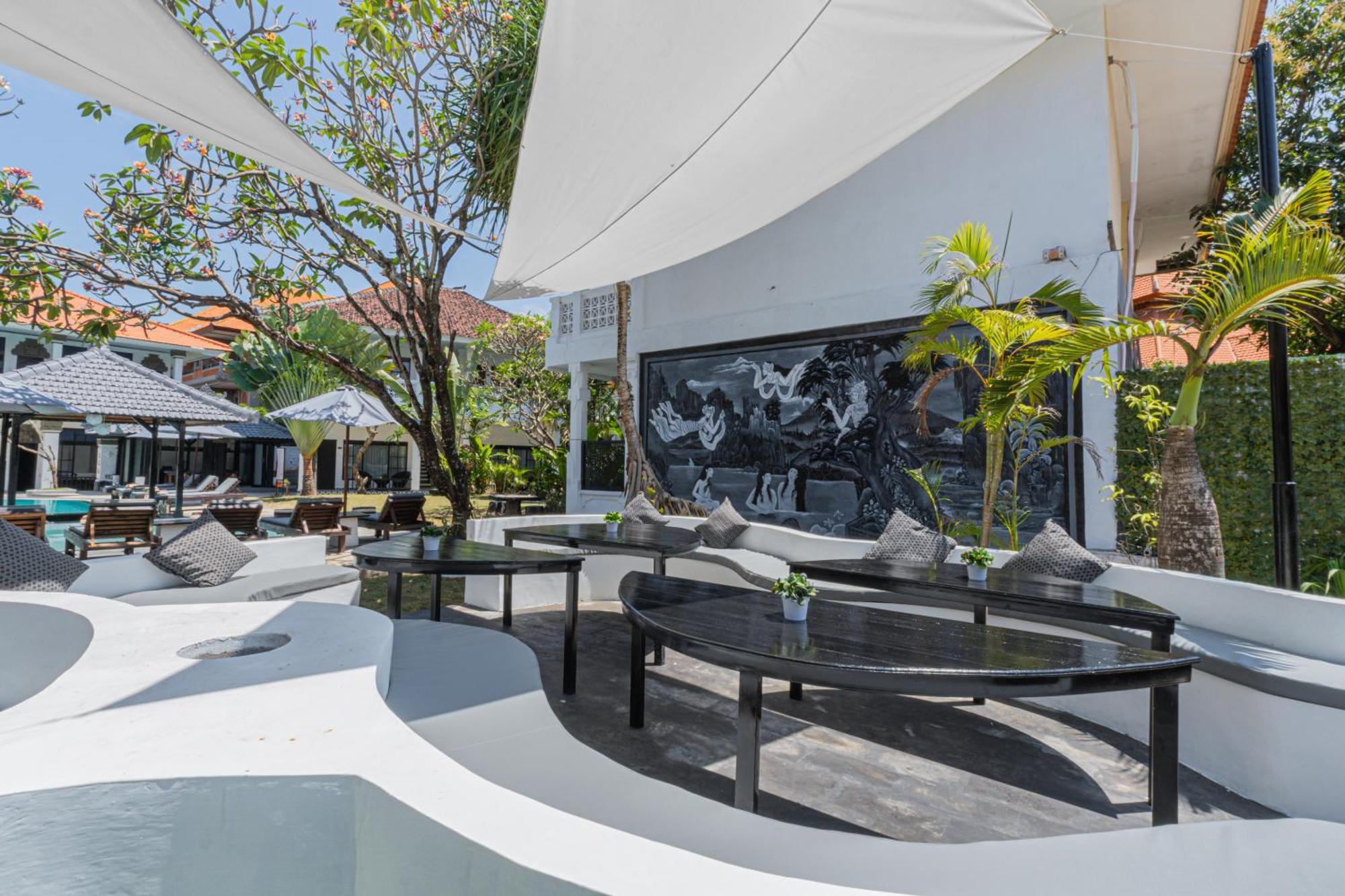 Casa Wina Kuta Hotel Кута Екстериор снимка