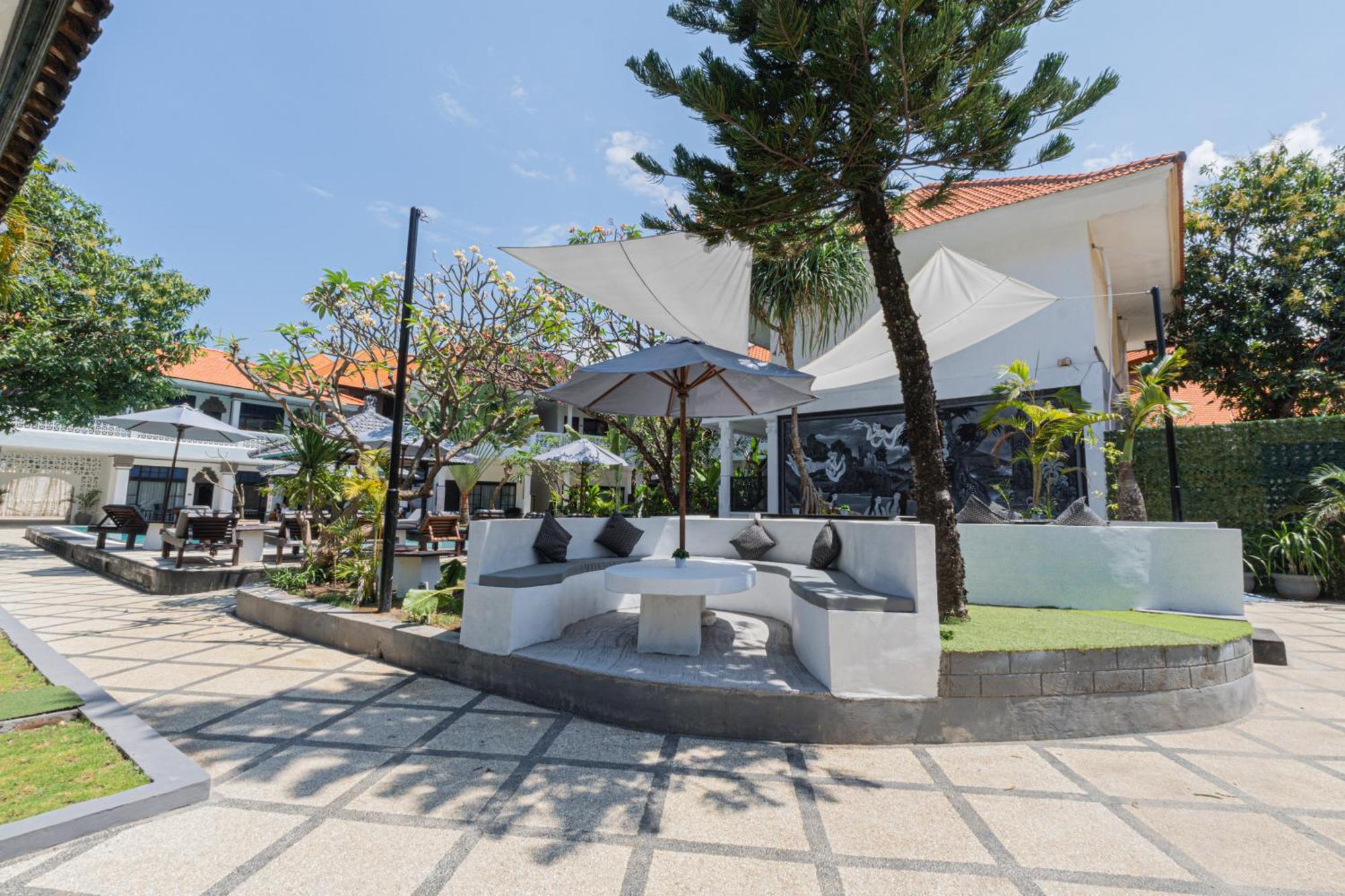 Casa Wina Kuta Hotel Кута Екстериор снимка